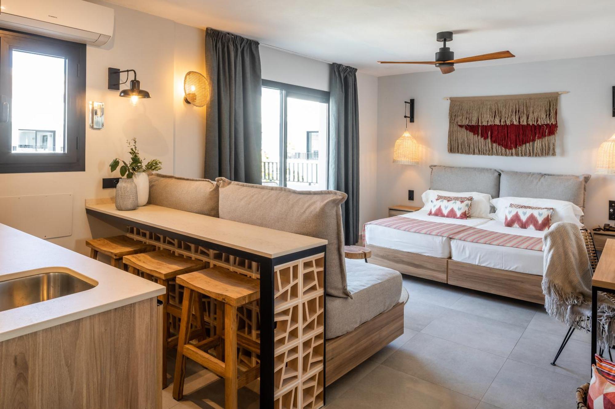 Aparthotel Casita Blanca - Adults Only Sant Antoni de Portmany Екстериор снимка